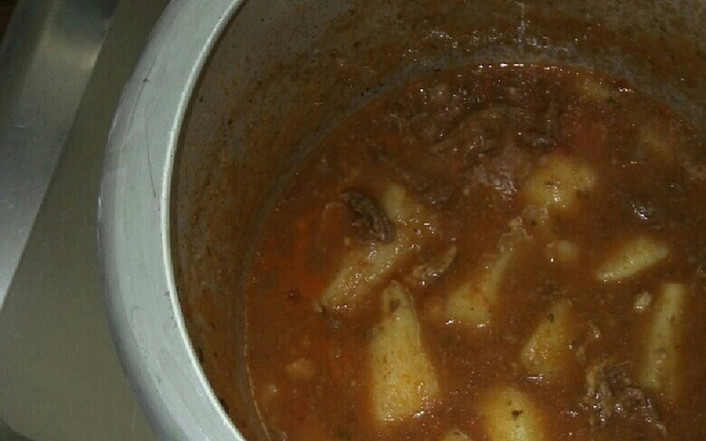 Bife desfiado com molho e batatas