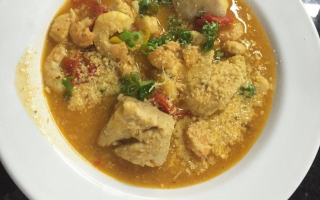 Filé de pintado ao molho de camarão