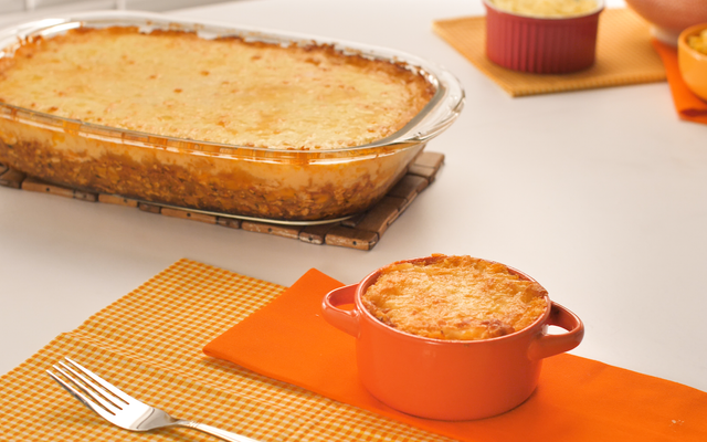 Escondidinho de frango em travessa com porção em pote pequeno