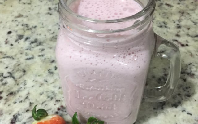 Vitamina de morango com mel e aveia