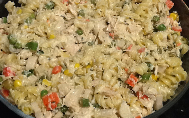 Salada de macarrão com peito de frango e molho de creme de leite