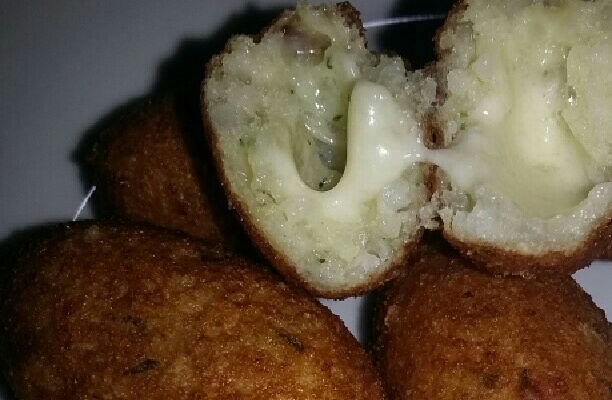 Bolinho de arroz recheado com queijo