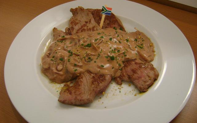 Bife acebolado com molho à Africa do Sul