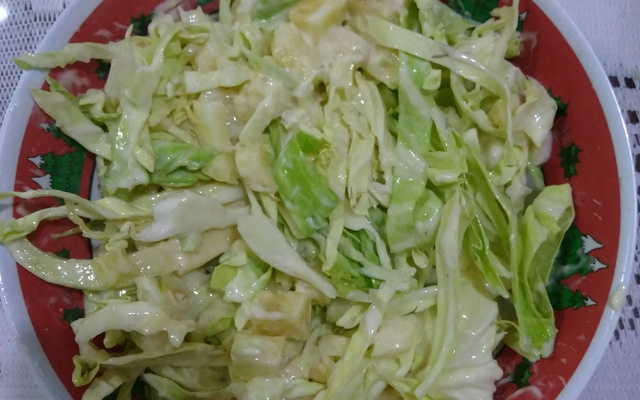 Salada crua de repolho e abacaxi