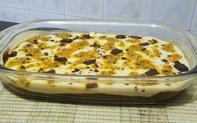 Mousse delicioso de maracujá com chocolate