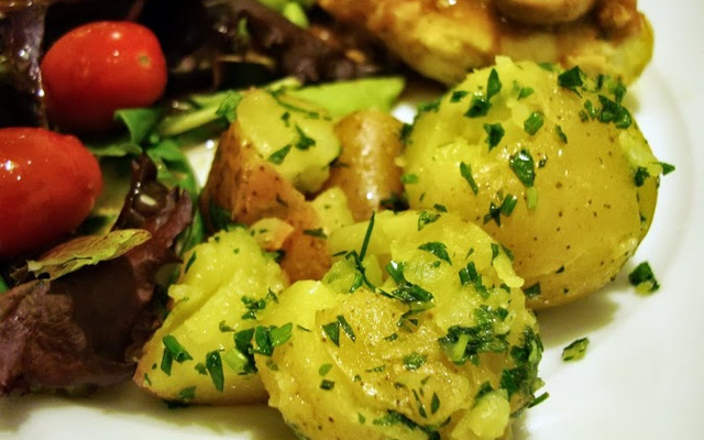 Batata com ervas e limão