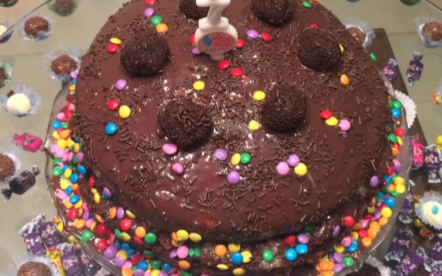 Bolo de aniversário colorido