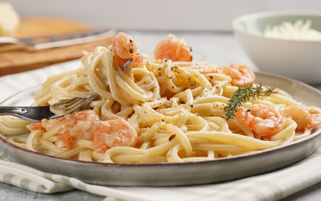 Espaguete com camarão, requeijão e creme de leite muito cremoso
