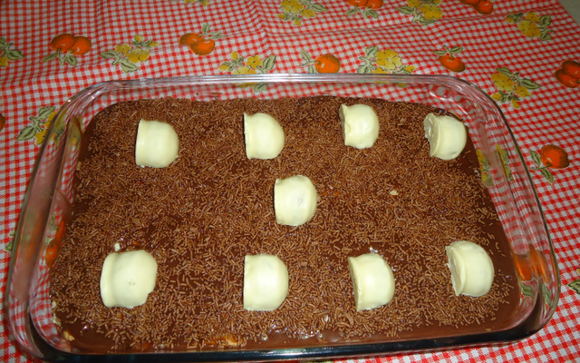 Pavê de creme de avelã e bombom