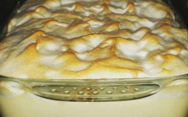 Chico balanceado com banana