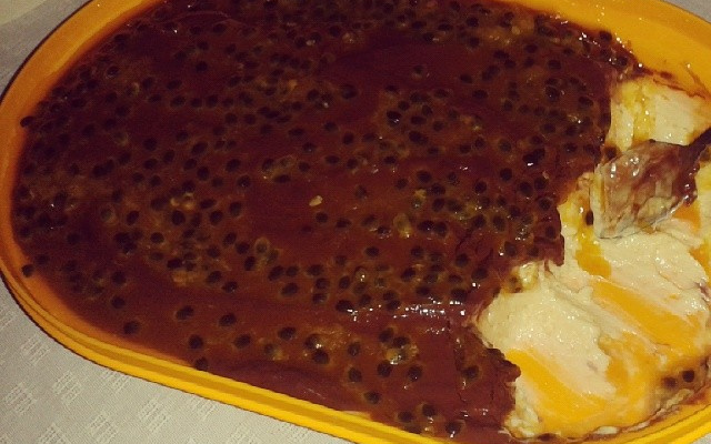 Mousse de maracujá com chocolate