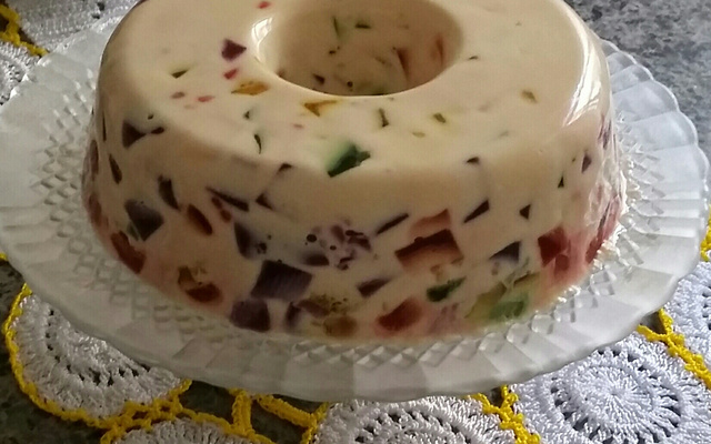 Sobremesa colorida de gelatina