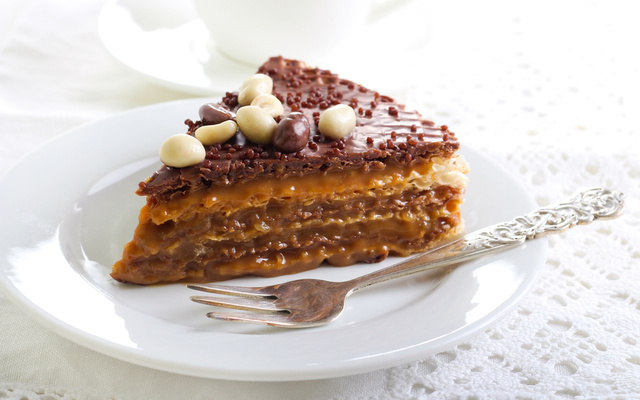 Bolo recheado com doce de leite