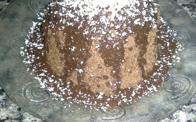 Bolo na caneca de chocolate com cobertura