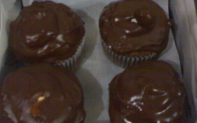 Cupcake de chocolate coberto com merengue e chocolate