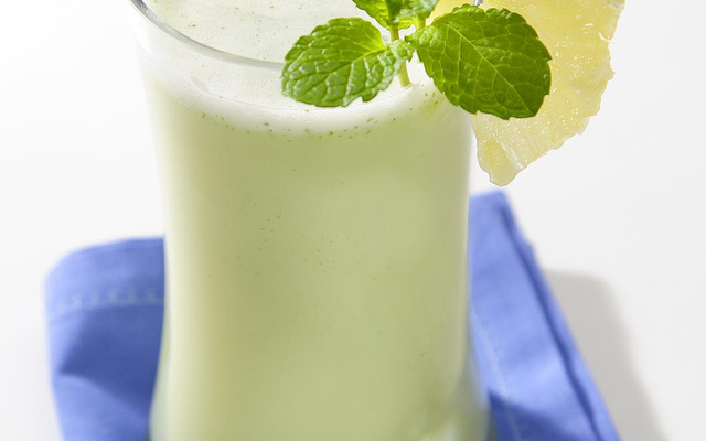 Vitamina de molico com suco de abacaxi e hortelã