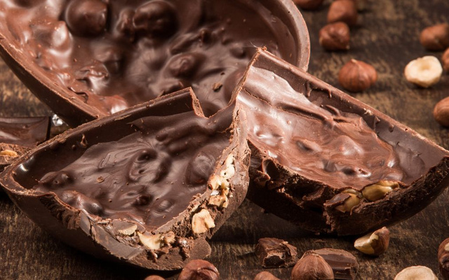 Ovo de páscoa decorado e recheado com nozes