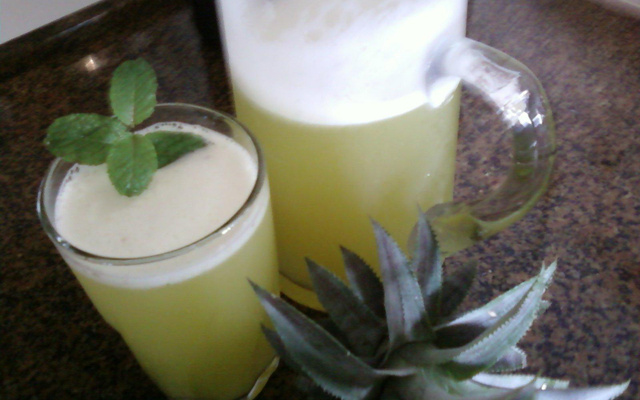 Suco de casca de abacaxi com hortelã