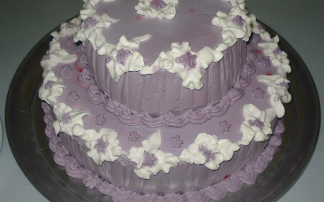 Bolo trufado com morangos com dois andares para festas