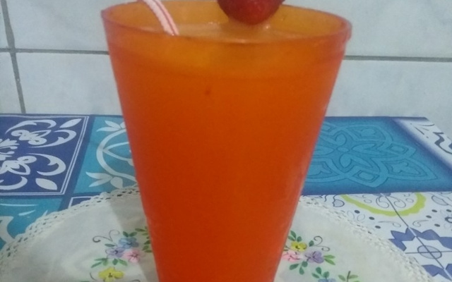 Suco refrescante de limão e laranja