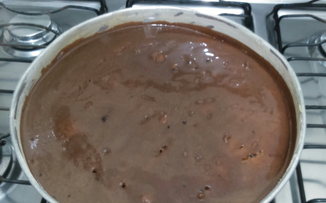 Brigadeiro recheado com bolo de cenoura
