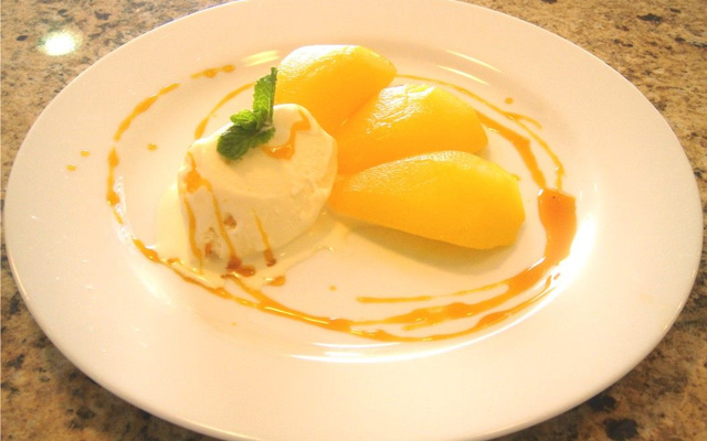 Pera em calda de tangerina