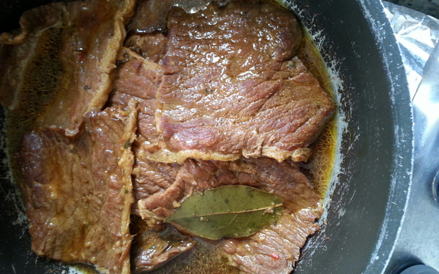 Carne na panela de pressão com molho escuro