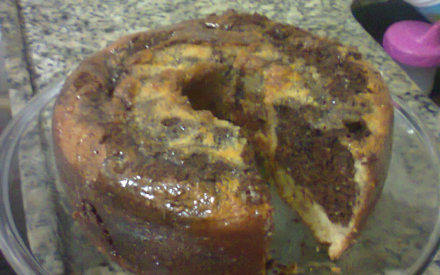 Bolo mesclado de coco e chocolate