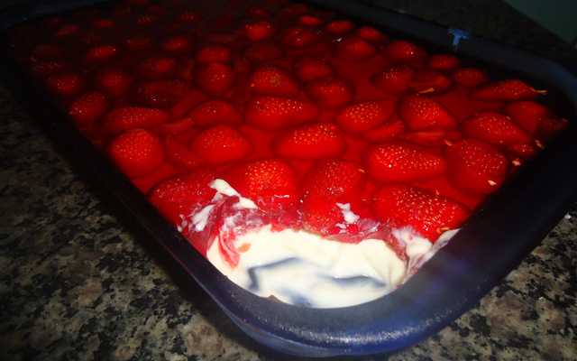 Torta de gelatina com morangos