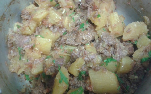 Carne com mandioca