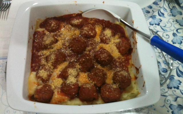 Almôndegas gratinadas