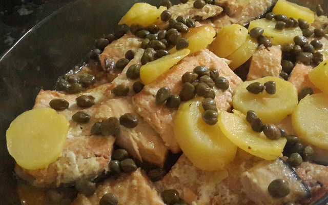 Salmão ao forno com molho de manteiga com alcaparras