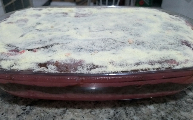 Mousse de morango com chocolate derretido