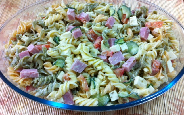 Salada de macarrão colorida