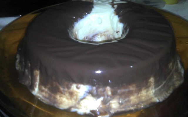 Pudim de sorvete com calda de chocolate