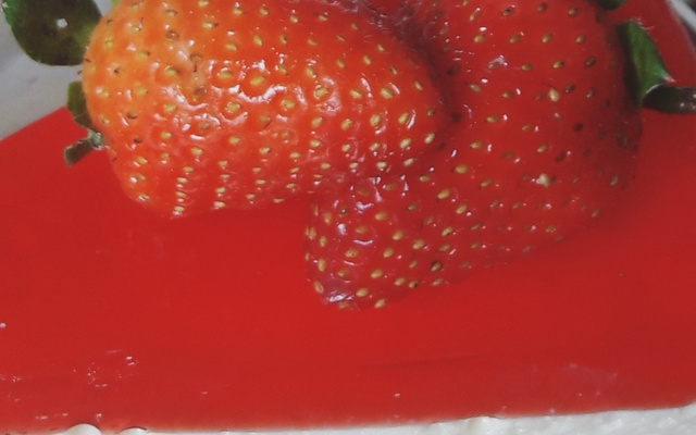 Torta mousse de limão com morango