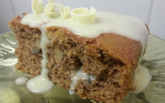 Bolo de canela com cobertura de chocolate branco