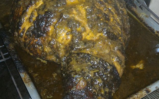 Pernil inteiro assado a moda do Noé