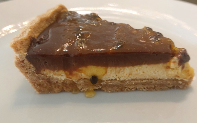 Torta de mousse de maracujá com ganache de chocolate