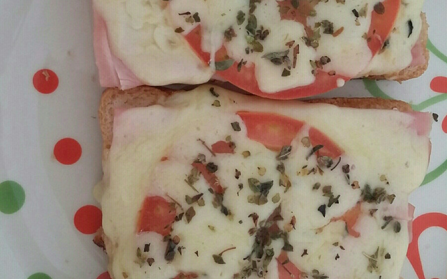 Pizza de pão de forma crocante da Cássia