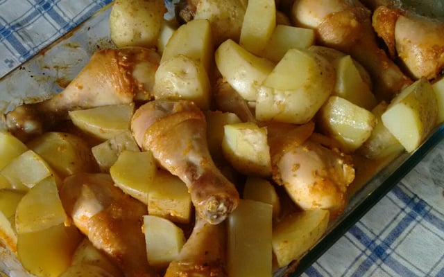 Coxa de frango assada com batatas