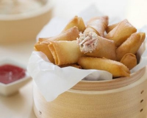 Rolinhos primavera recheados com patê de atum