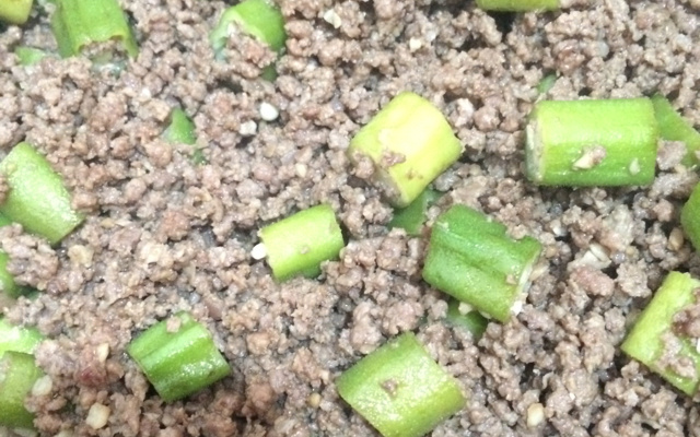 Carne moída com quiabo