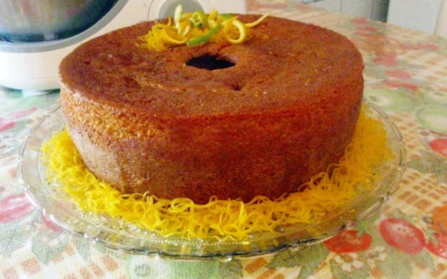 Pão-de-ló de fubá com calda de laranja