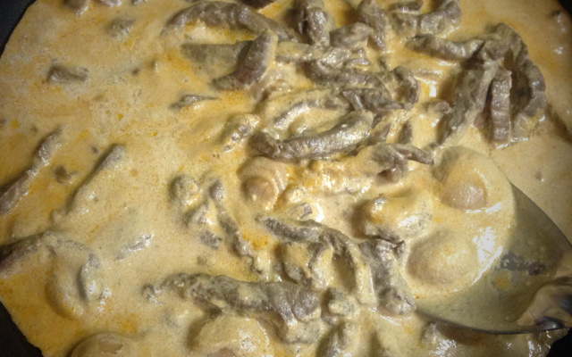 Estrogonofe de carne fácil e rápido