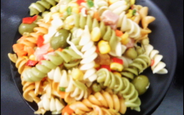 Salada de macarrão parafuso colorido