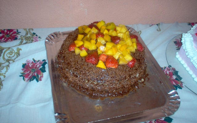 Bolo de chocolate com frutas