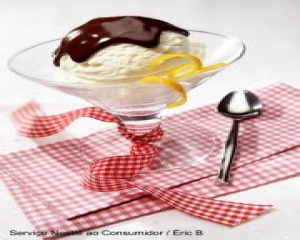 Frozen de iogurte com calda quente de chocolate.