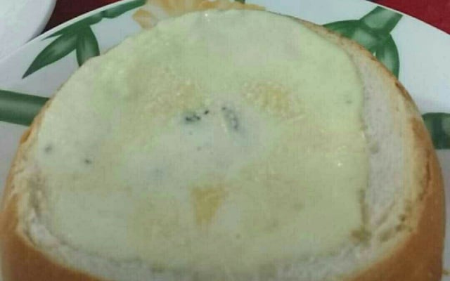 Sopa creme de queijos no pão italiano