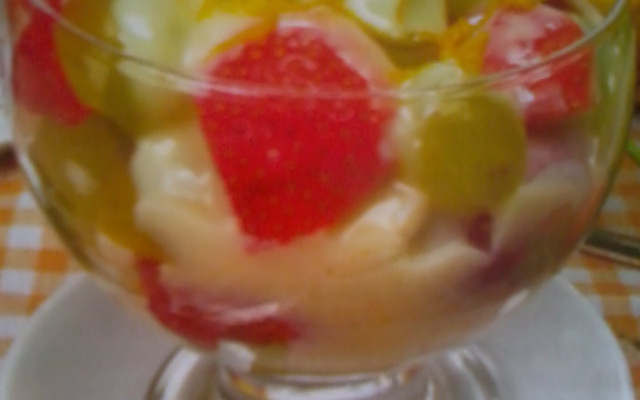 Frutas com calda morna de leite condensado